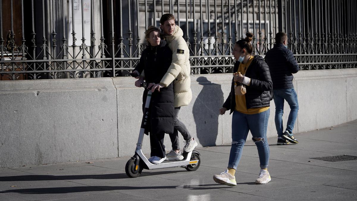 Personas circulan en patinete y bicicleta por el centro de la ciudad. FOTO JOSÉ LUIS ROCA