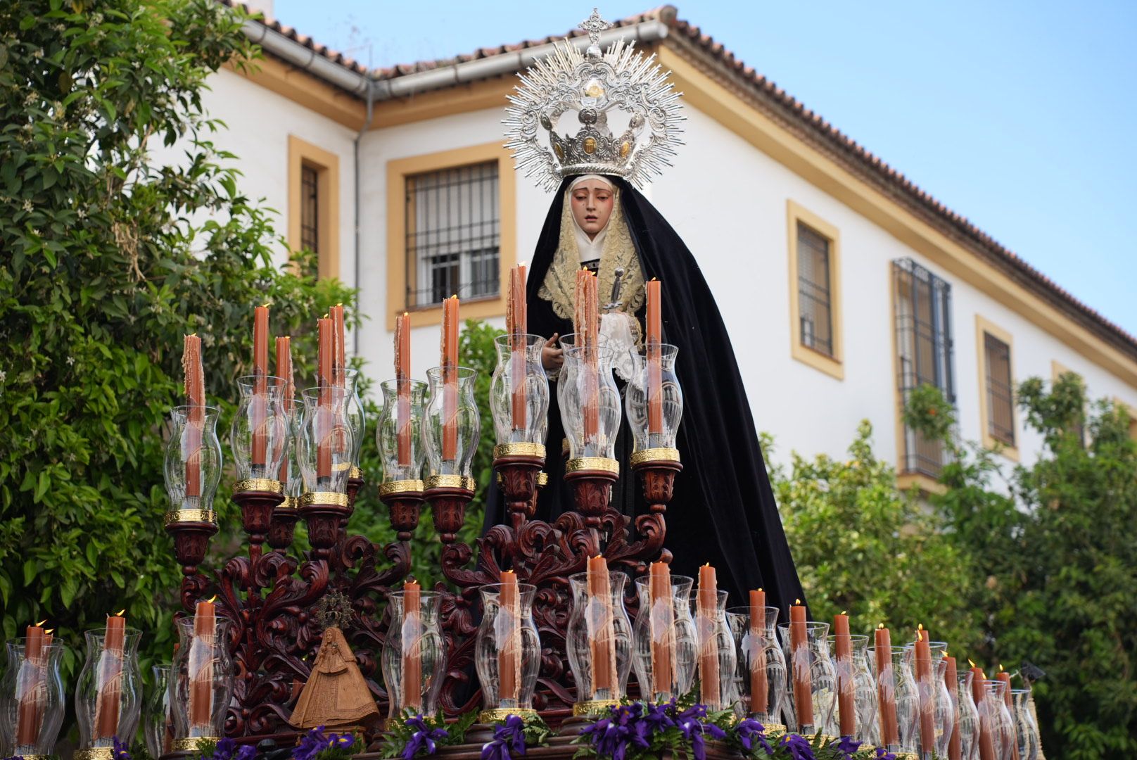 La sobriedad de la Hermandad Universitaria