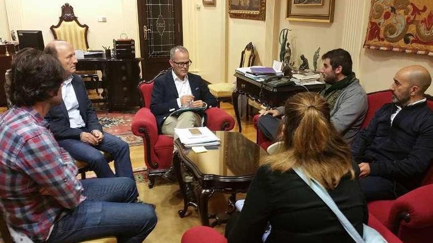 La reunión de ayer por la mañana en el Concello. // Jesús Regal