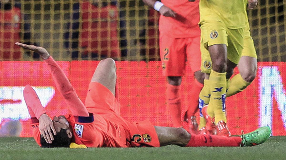 Busquets, tumbado en el césped de El Madrigal, tras lesionarse durante la semifinal de la Copa