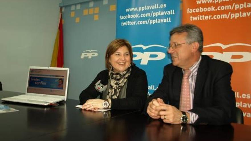 Isabel Bonig y Vicent Aparici, en 2011 al presentar la web.