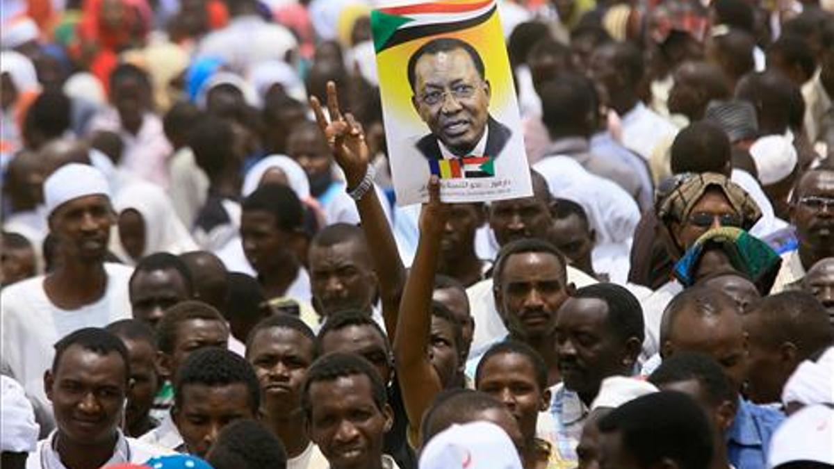 Un simpatizante lleva una foto de Idriss Deby, durante un mitin del Proceso de Paz en Darfur en 2016.