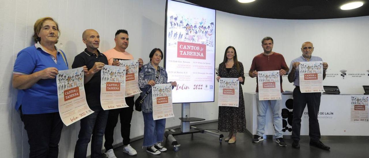 Begoña Blanco junto a representantes de los grupos presentaron, ayer, la iniciativa.