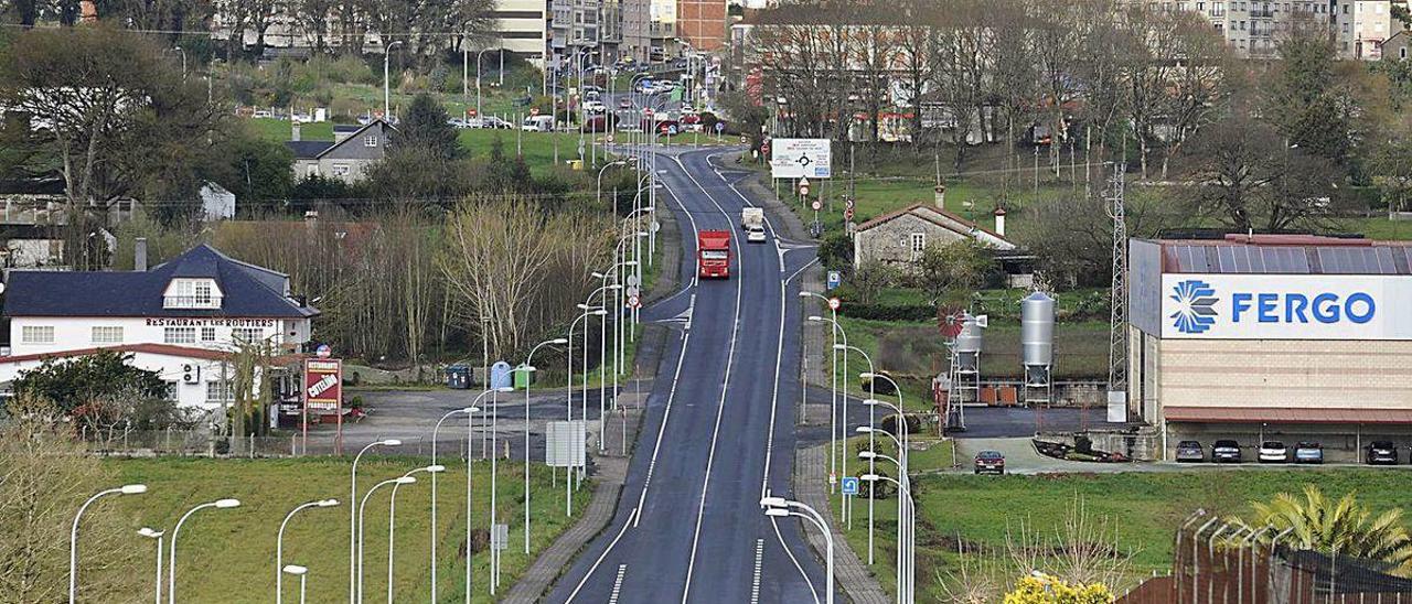 La N-525 en el acceso a Silleda, casi sin vehículos, al principio del confinamiento.