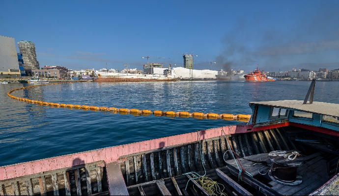 Los bomberos sofocan el incendio del ''Fin Whale''.