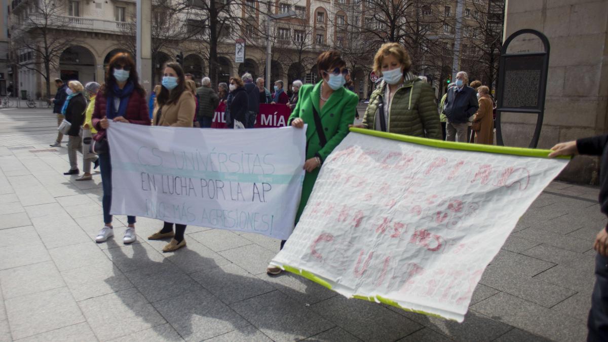 Varios sanitarios del centro de salud Univérsitas, este domingo, en la manifestación en Zaragoza.