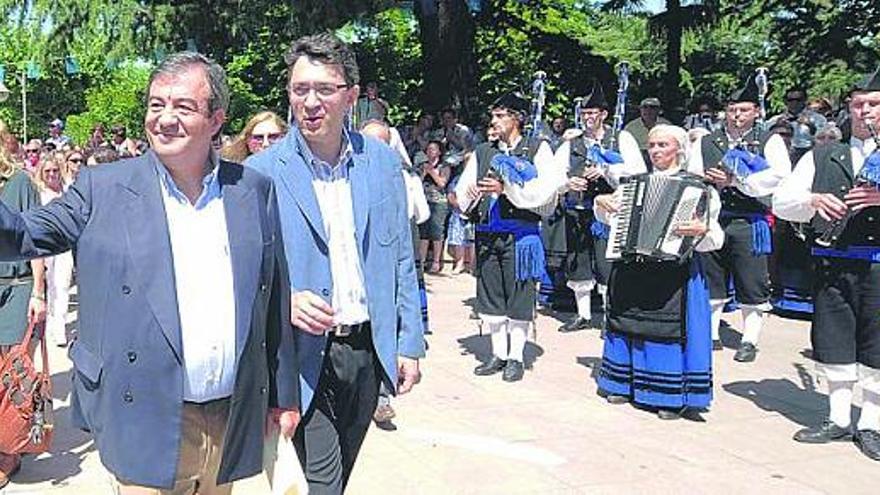 Francisco Álvarez-Cascos, a la izquierda, en Valencia de Don Juan, con la banda de gaitas a la derecha.