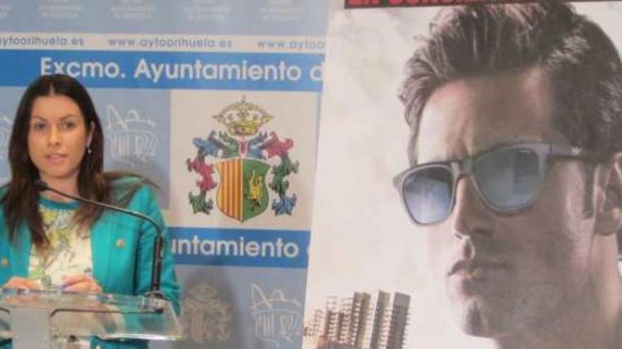 La concejala de Juventud, Carolina Gracia, ayer ante un imponente póster de Bustamante.
