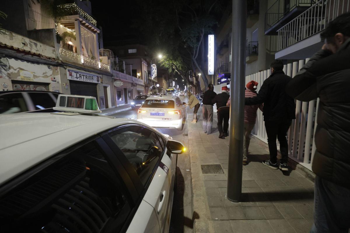 Los taxistas pasean a los mayores por Palma