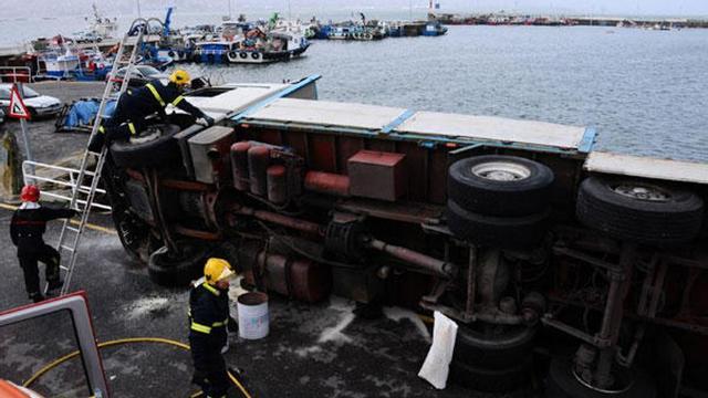 Un camión que descargaba una cadena de batea vuelca en Moaña y su ...