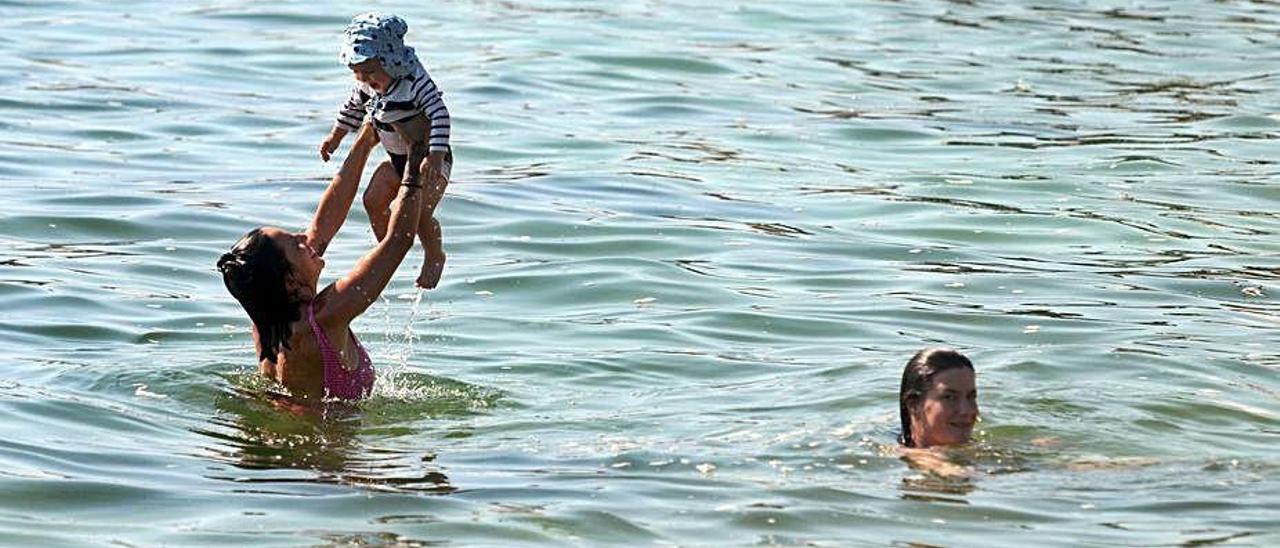 El Concello levantó ayer la prohibición de bañarse en la playa de Compostela tras los buenos resultados del contranálisis.