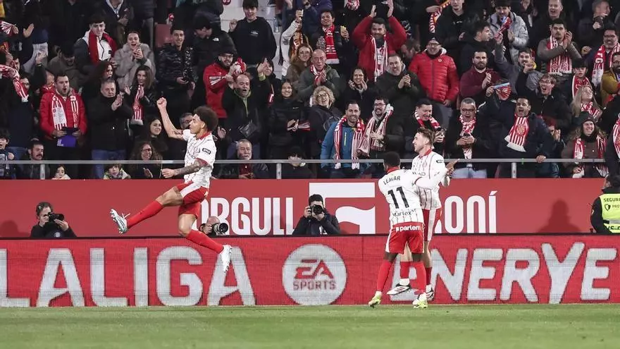 Estrategia perfecta: peinada de Witsel y gol de Vanat