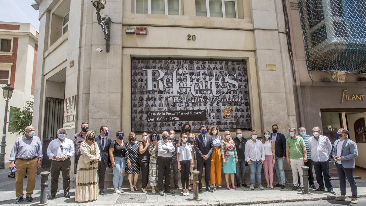 Homenaje a trece profesionales de las Hogueras en la muestra fotográfica "Referentes"