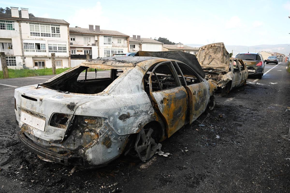 Dos de los coches quedaron totalmente calcinados