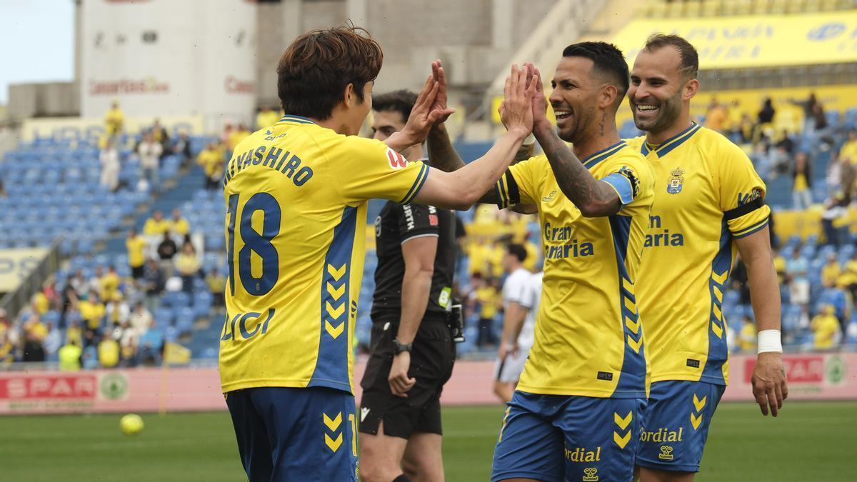 Jonathan Viera y Jesé felicitan a Miyashiro por su gol con la UD ante el Ceuta