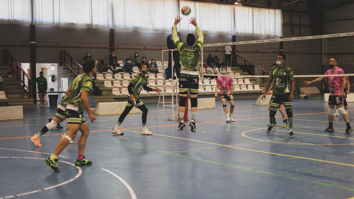 El Club Voleibol Almendralejo durante un partido esta temporada