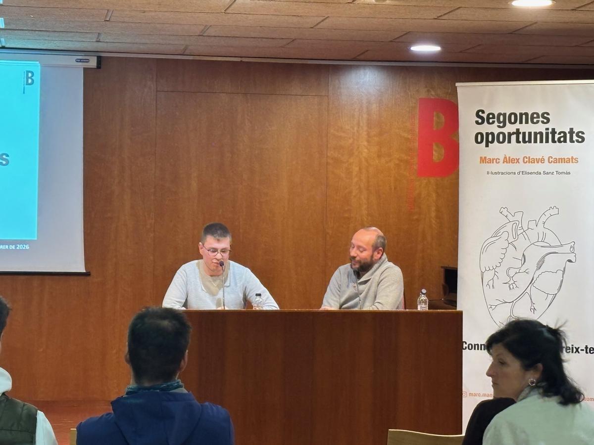 Marc Aleix Clavé (dreta) en la presentació del llibre 'Segones oportunitats' a la Biblioteca Central d'Igualada