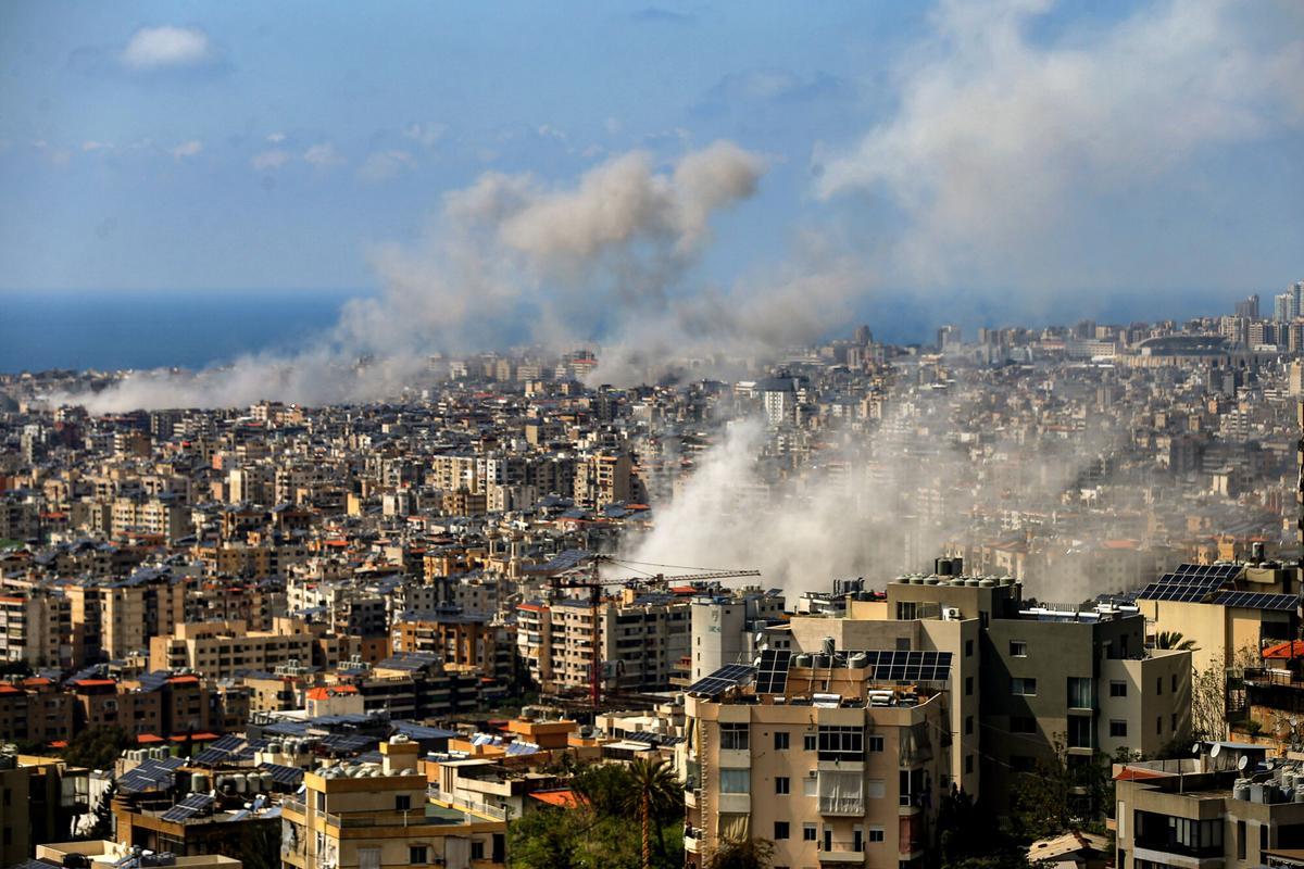 Se ve humo saliendo de varios puntos del suburbio sur de Beirut, bastión del grupo proiraní Hezbolá, tras una oleada de ataques aéreos simultáneos lanzados por Israel.