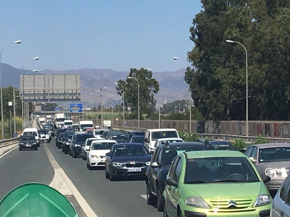 El tráfico es interrumpido en la Autopista del Sol mientras se trabaja en la extinción del fuego y el tráfico procedente de Málaga capital se ha ido colapsando