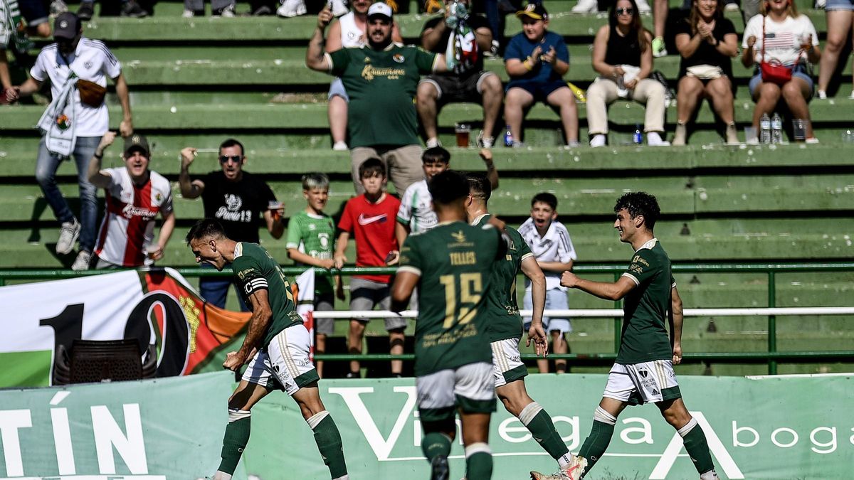 Los jugadores del Cacereño corren para felicitar a Clausí, a la izquierda, autor del primer gol al Atlético Paso.