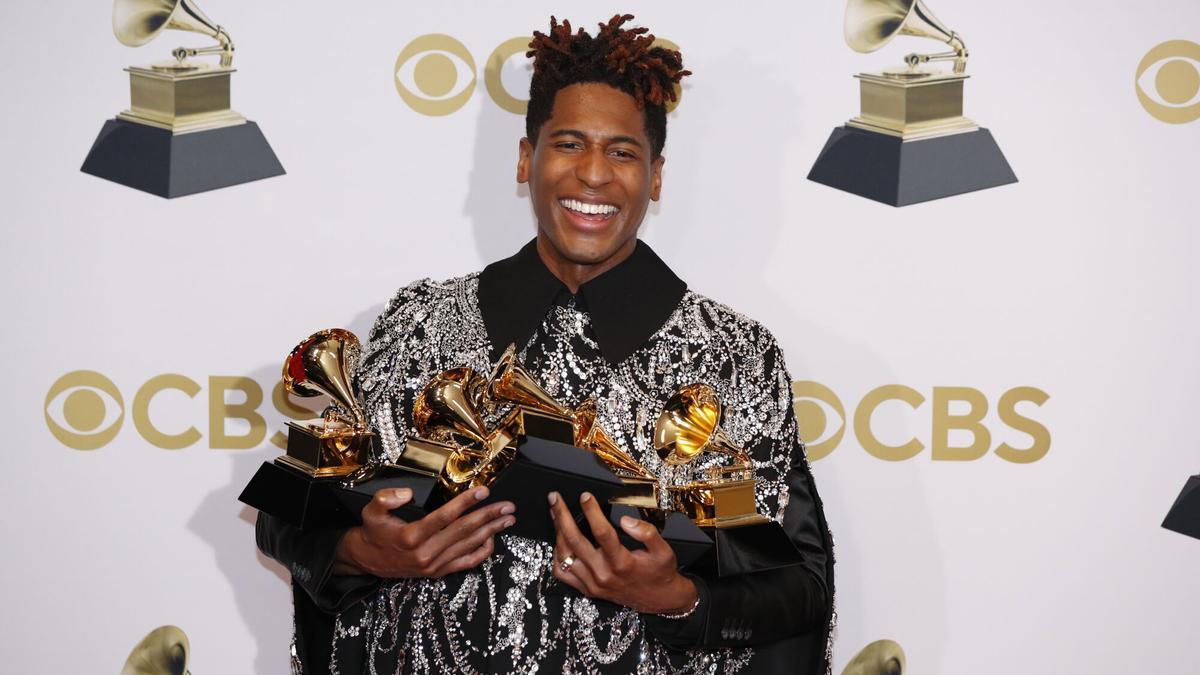 Jon Batiste carga con sus cinco premios tras la gala de los Grammy celebrada el domingo en Las Vegas en 2022