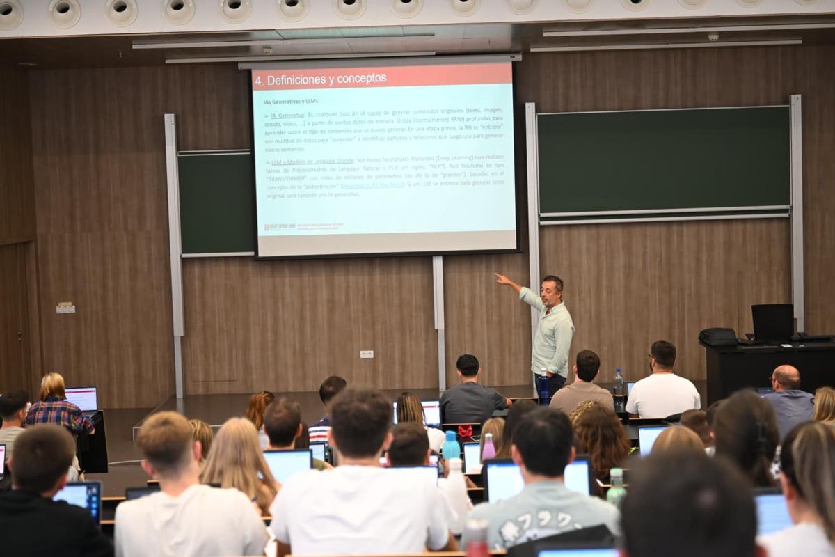 Una clase de IA generativa en el Máster de Profesorado de la UMH.