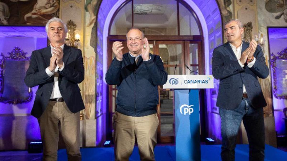 Tellado (centro), flanqueado por Mauel Domínguez (derecha) y Carlos Sánchez.