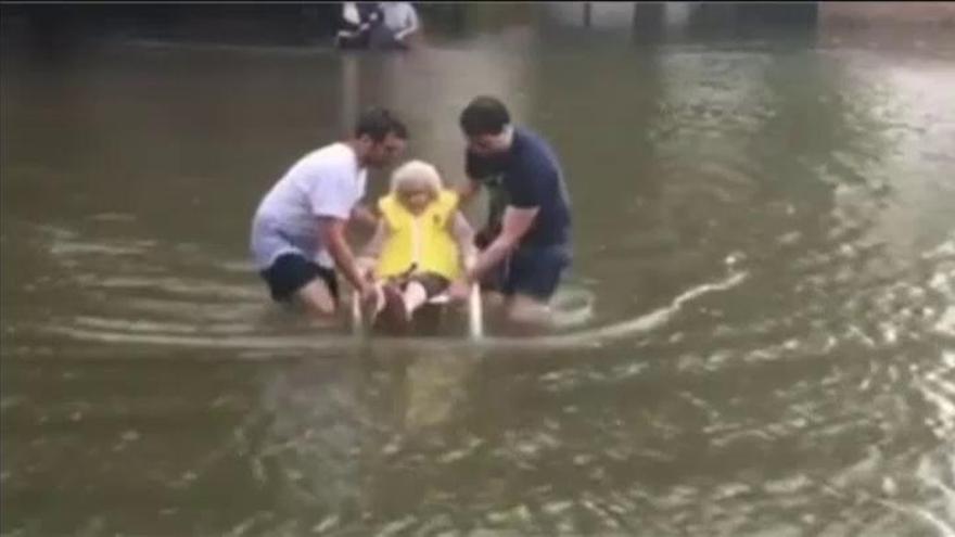 El huracán Harvey deja a miles de personas atrapadas en Houston y amenaza a Louisiana