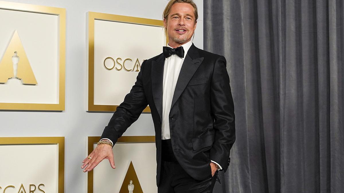 Brad Pitt con coleta, perilla y bigote en los premios Oscar 2021