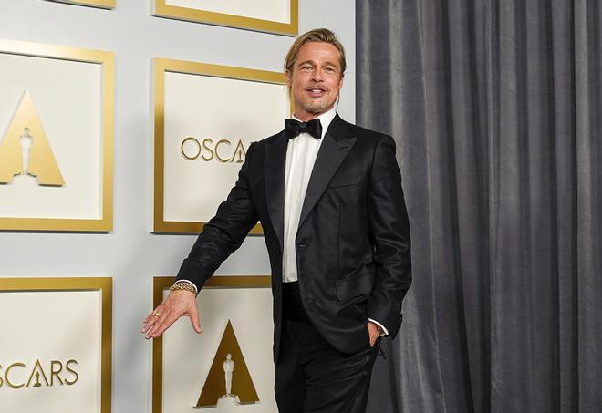 Brad Pitt con coleta, perilla y bigote en los premios Oscar 2021