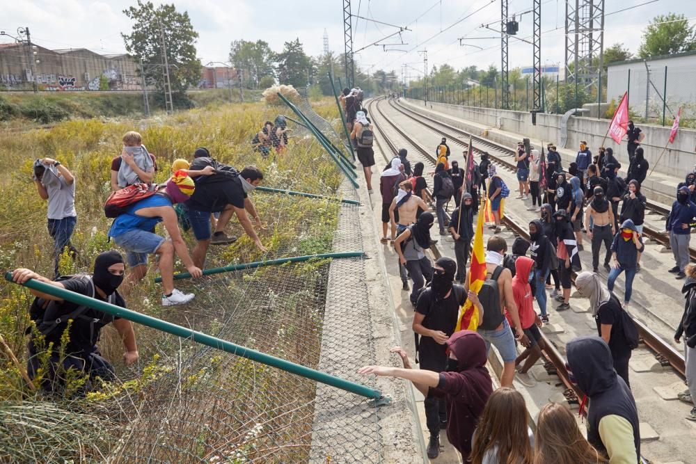 Tallen les vies del tren i el TAV a l'Avellaneda i fan barricades