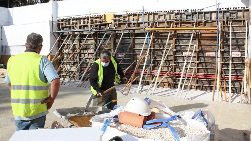 Operarios municipales trabajando en el colegio de Los Boliches