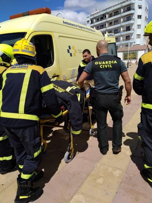 Traslado de un menor lesionado en el muelle de Arinaga