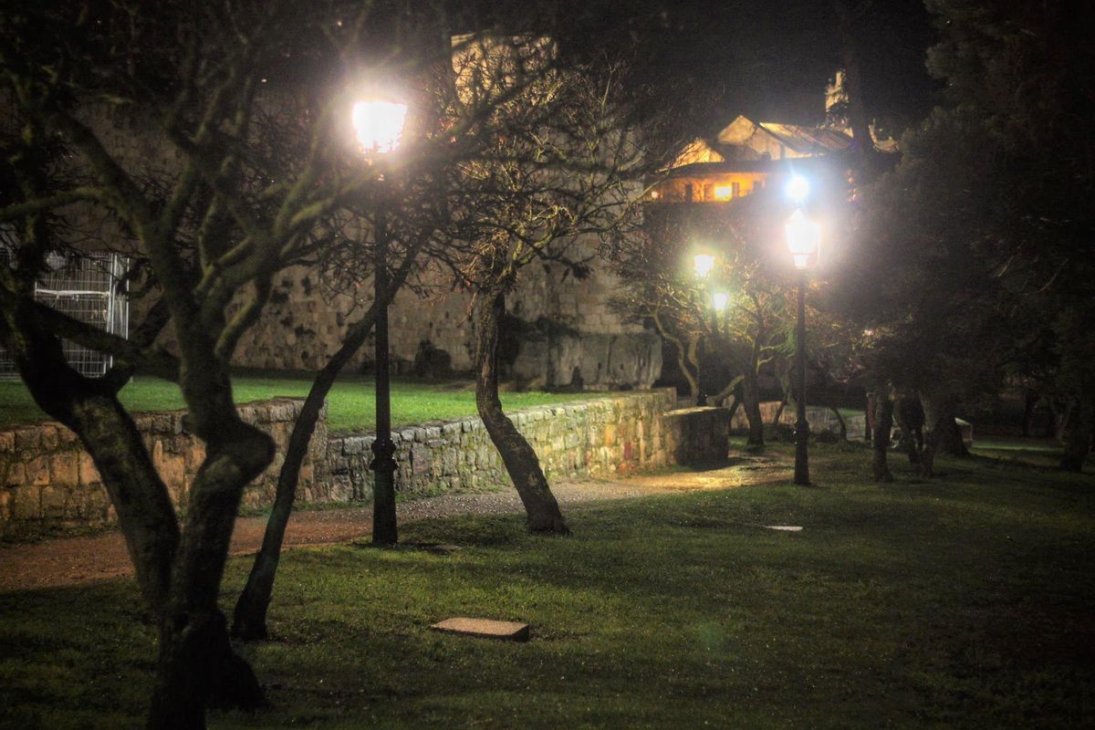 El parque de San Martín, vacío durante la madrugada del Viernes Santo.