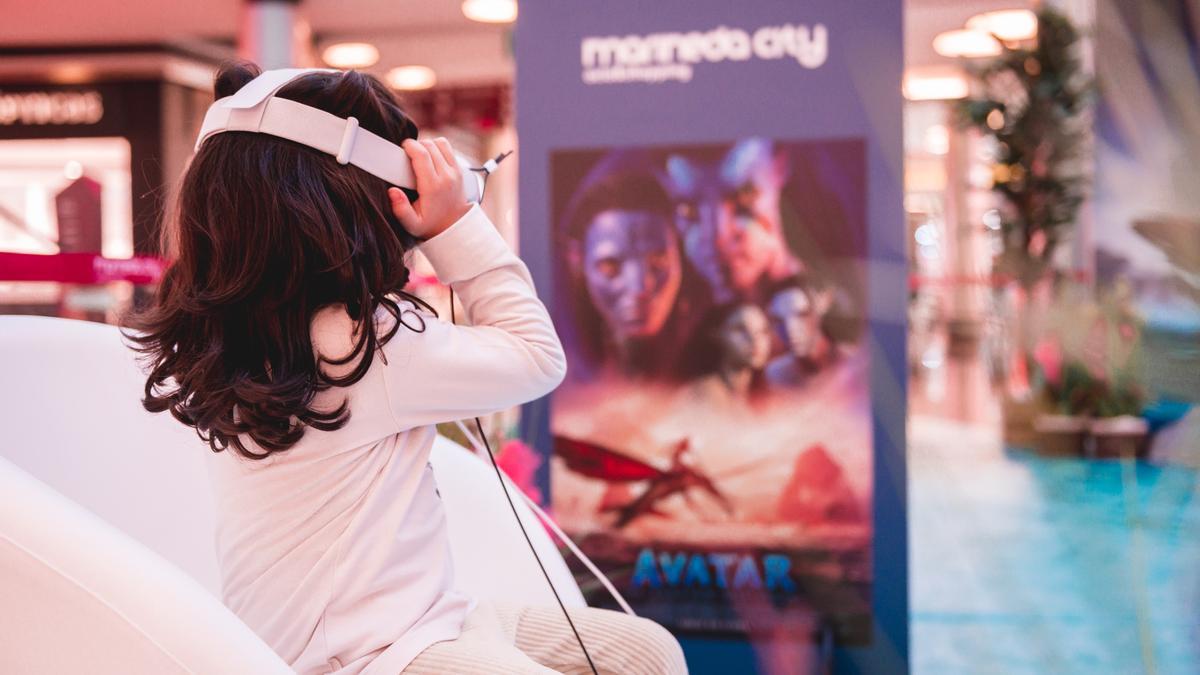 Una niña prueba las gafas de realidad virtual