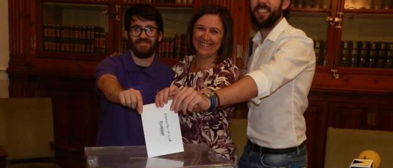 Pau Roselló y la alcaldesa, Raquel Tamarit, a la izquierda, en una acto del área de Fiestas en 2016.