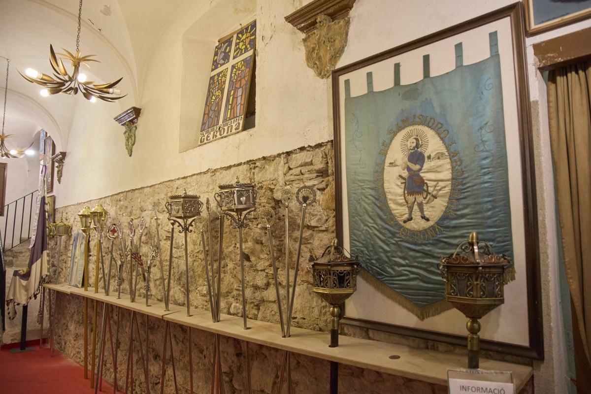 Un gironí recrea la processó de Girona amb figures de paper