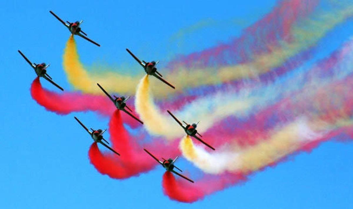 La Patrulla Águila, dibujando la bandera de España.