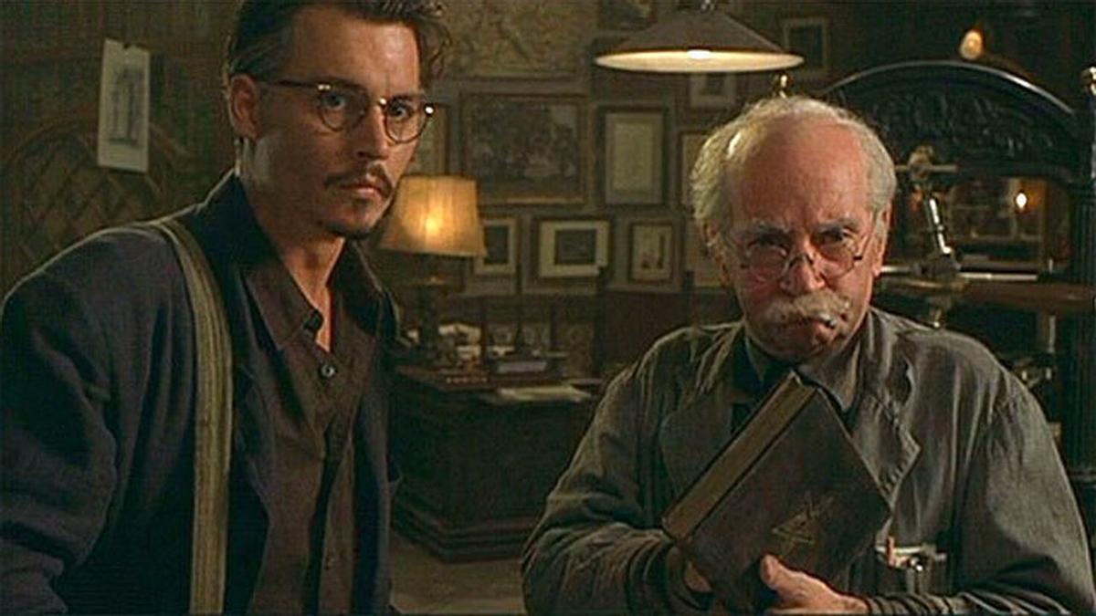 Una escena de la película 'La novena puerta', con Johnny Depp.