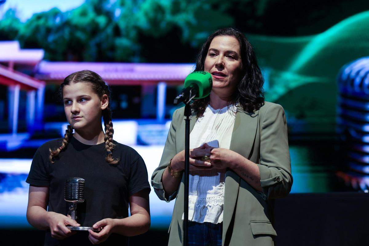 Neus Marí, directora de la Escola de la Mola, con una alumna del centro en los premios XIV Onda Cero, en el Teatro Pereyra.