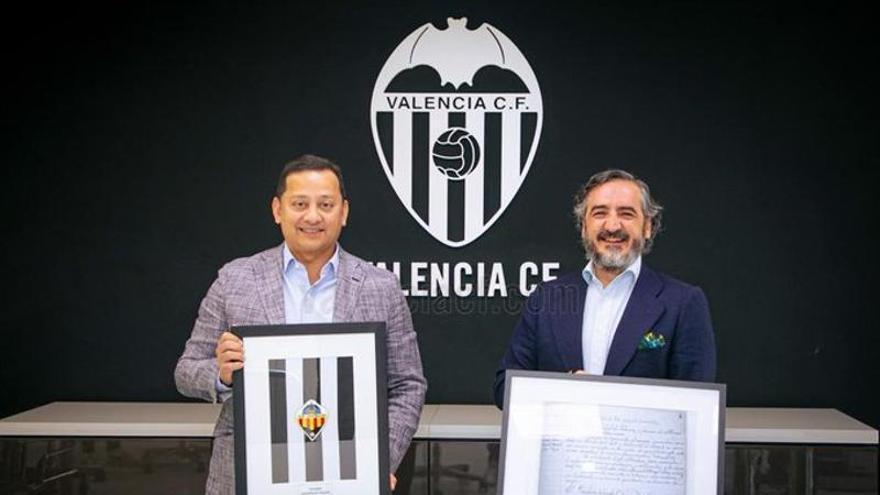 Anil Murthy (Valencia) y Vicente Montesinos (Castellón), en la reunión por el Centenario del CD Castellón.