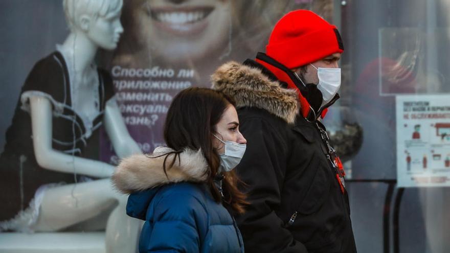 Una pareja pasea con mascarilla en el centro de Moscú