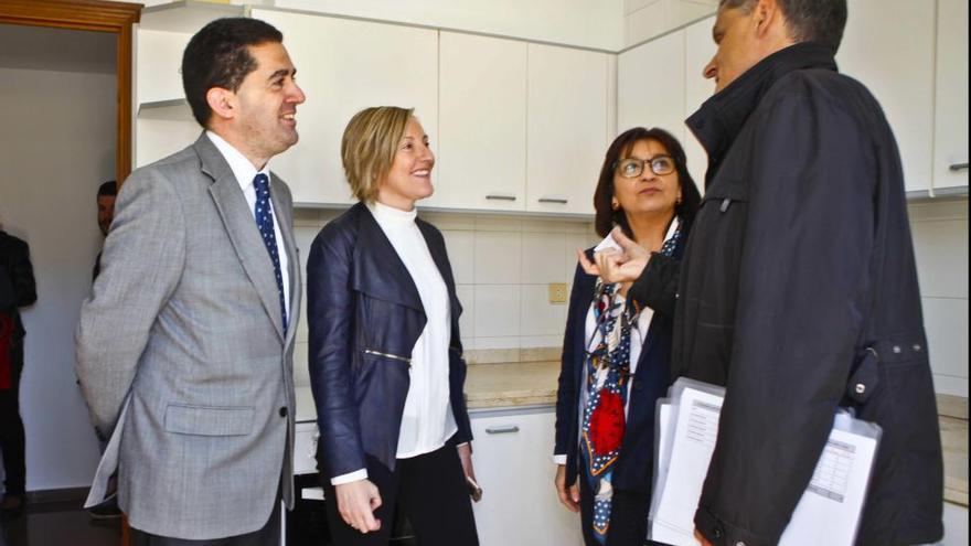La consellera y el alcalde visitaron las viviendas rehabilitadas