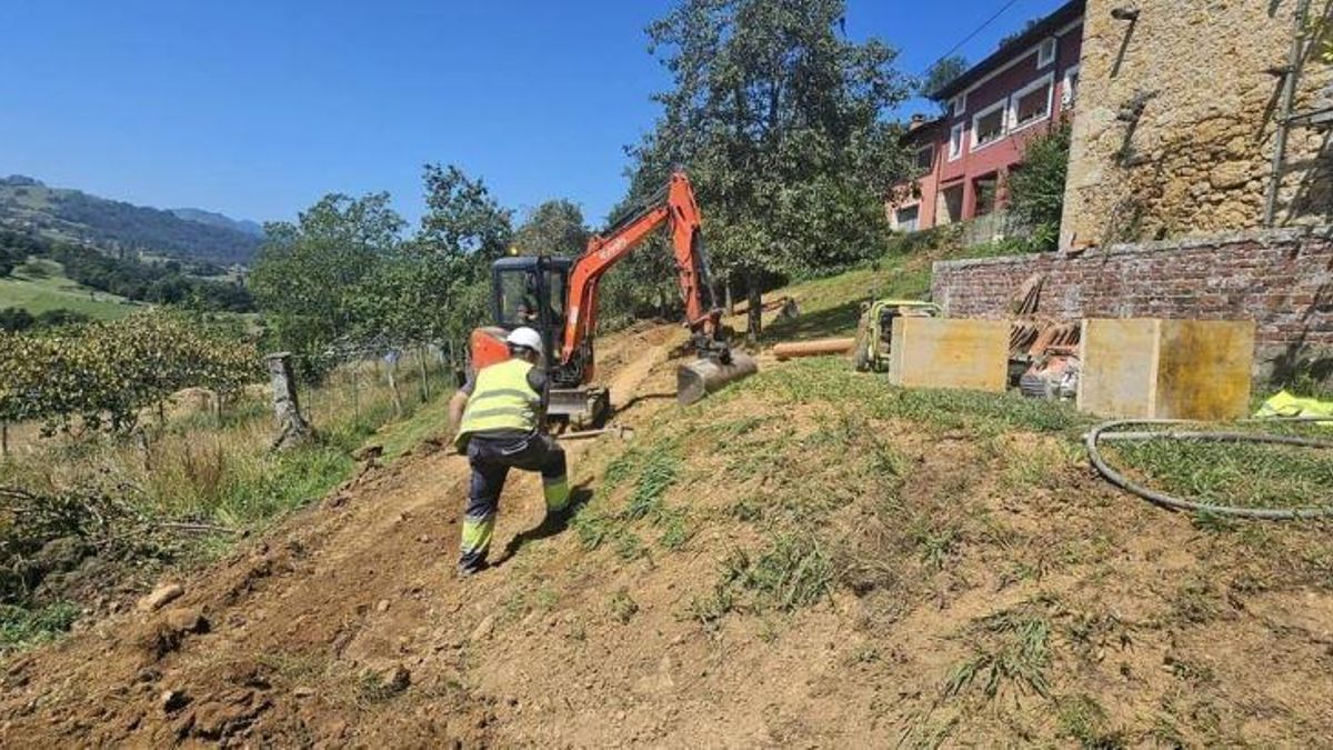 Inicio de las obras de la mejora del saneamiento de Arobes, en Parres
