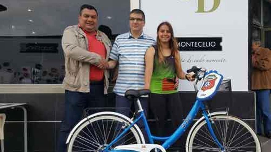 El Amigos del Duero entrega una bicicleta al ganador de un sorteo del club