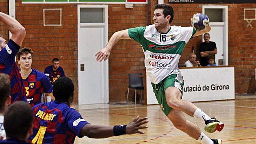 Ferran Oliver (Bordils) busca un llançament en el duel contra el Barça B.