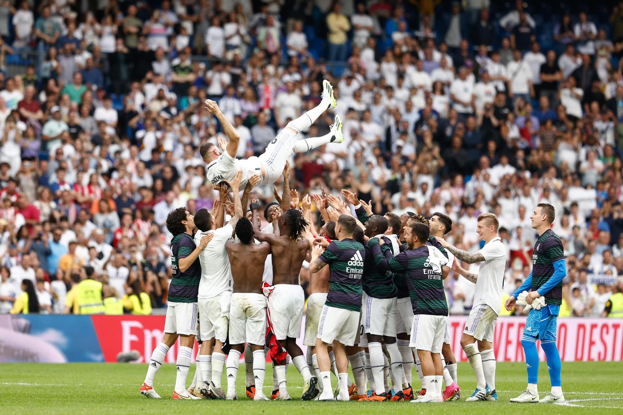 Karim Benzema es manteado por sus compañeros al final del partido.