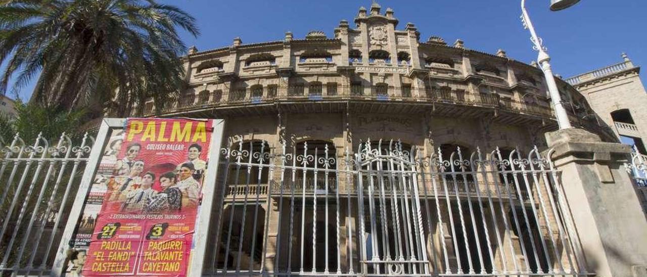 Fachada de la plaza de toros de Palma. // Efe