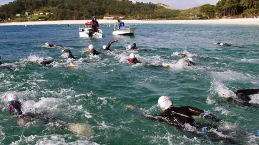 Travesía de Cíes a Rande a su paso por la playa de Rodas. / SALVADOR SAS