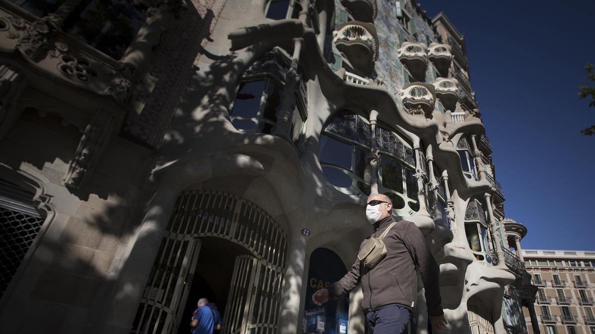 La Casa Batlló, en el Passeig de Gràcia, sin las aglomeraciones de turistas que se daban a diario antes de la pandemia.